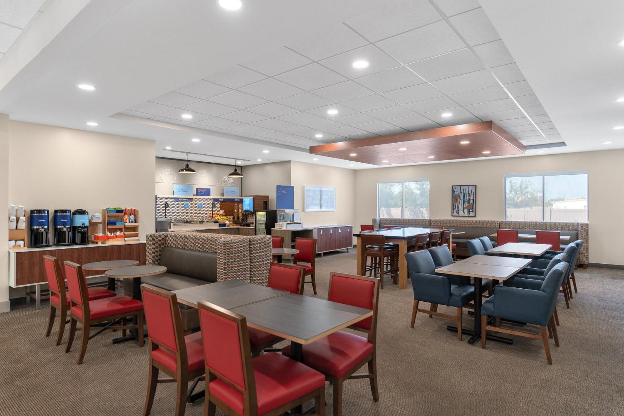 Holiday Inn Express Hotel & Suites Coralville By Ihg Exterior foto