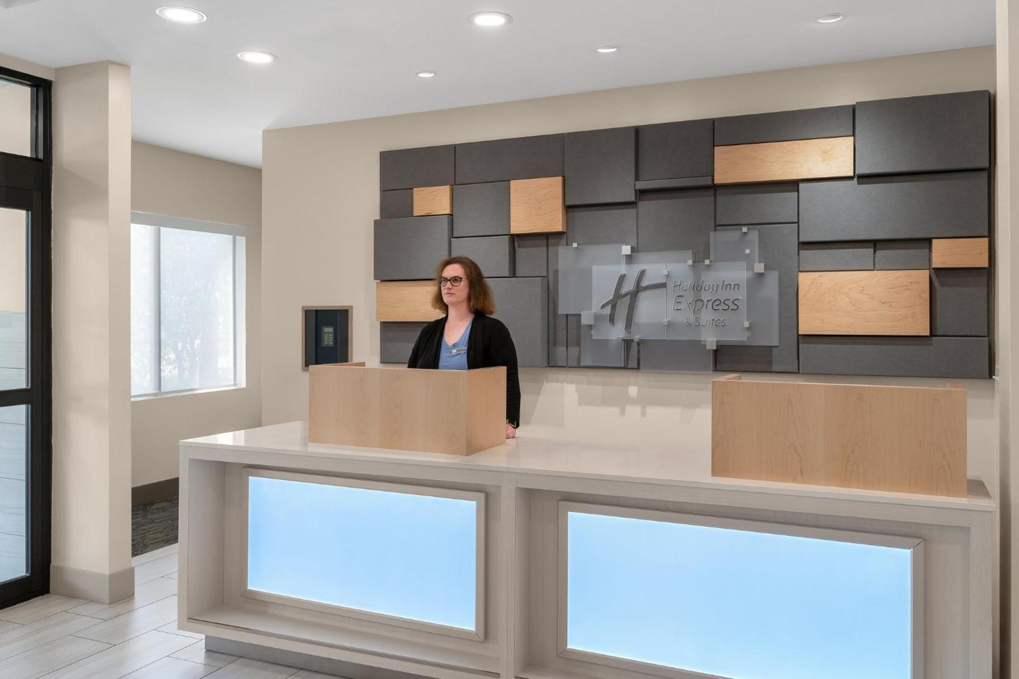 Holiday Inn Express Hotel & Suites Coralville By Ihg Exterior foto