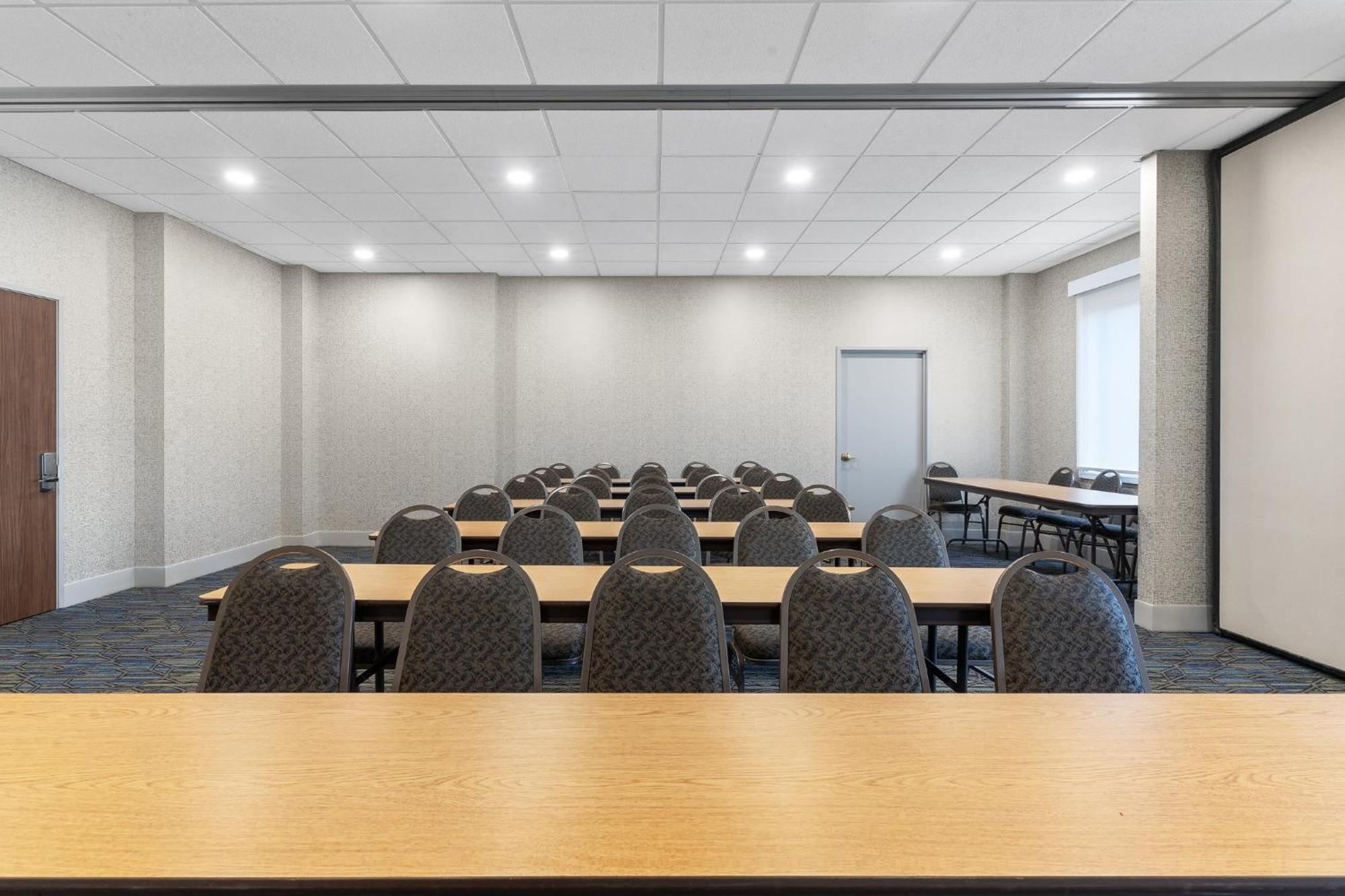 Holiday Inn Express Hotel & Suites Coralville By Ihg Exterior foto