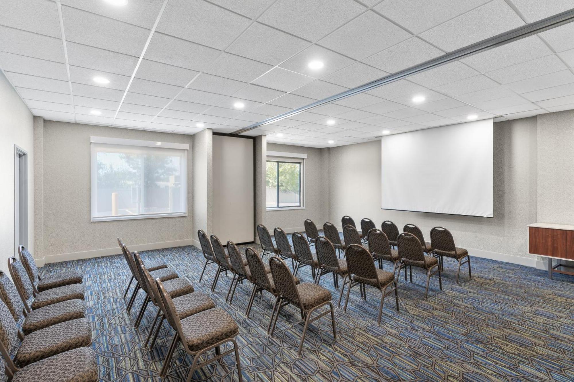 Holiday Inn Express Hotel & Suites Coralville By Ihg Exterior foto